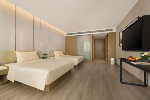 Μια τηλεόραση ή/και κέντρο ψυχαγωγίας στο Atour Hotel Jinan West Railway Station