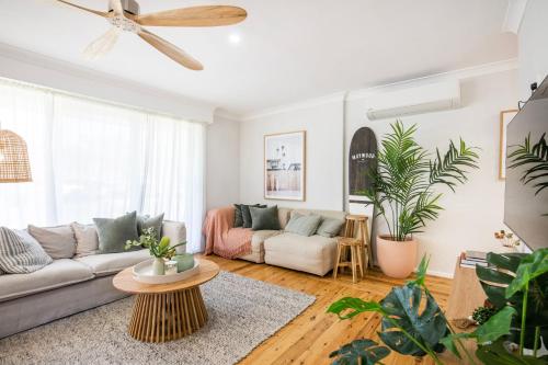 Posezení v ubytování Fleur de Chalet - Pet Friendly - 10 Mins Walk to Beach