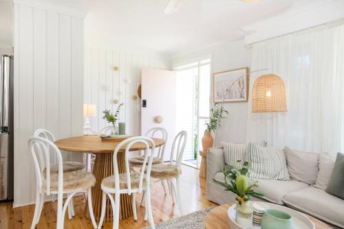 Posezení v ubytování Fleur de Chalet - Pet Friendly - 10 Mins Walk to Beach