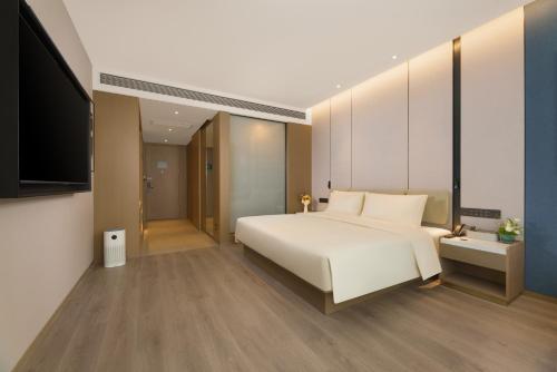 Ένα ή περισσότερα κρεβάτια σε δωμάτιο στο Atour Hotel Jinan West Railway Station