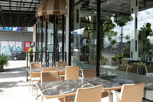 Grand Ratchapruek Hotelにあるレストランまたは飲食店