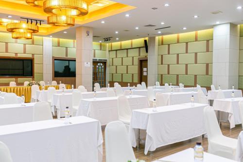 Grand Ratchapruek Hotelにあるレストランまたは飲食店