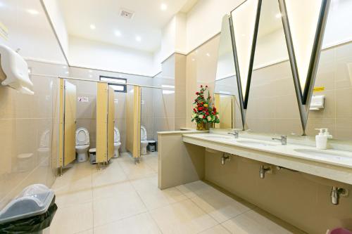 Grand Ratchapruek Hotelにあるバスルーム