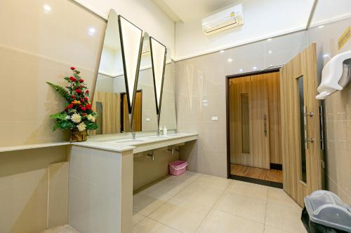Grand Ratchapruek Hotelにあるバスルーム