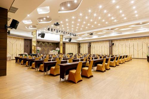 Grand Ratchapruek Hotelにあるビジネスエリアまたは会議室