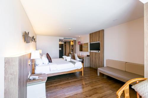 Grand Ratchapruek Hotelにあるテレビまたはエンターテインメントセンター