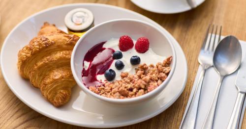 un plato de comida con un tazón de cereales y bayas en Trinity Townhouse Hotel en Dublín