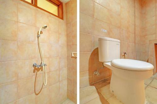 2 fotografias de uma casa de banho com um WC e um chuveiro em SUPER OYO 91870 Warna Kedaton em Denpasar