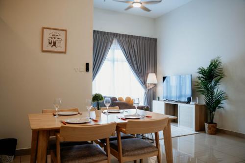 ein Esstisch und Stühle in einem Wohnzimmer in der Unterkunft Mount Austin Muji Style 4pax Deluxe Room by Our Stay in Johor Bahru