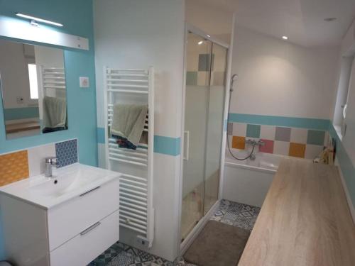 une salle de bain avec un lavabo, une douche et une baignoire dans l'établissement Maison 3 chambres circuit des 24h Le Mans, au Mans