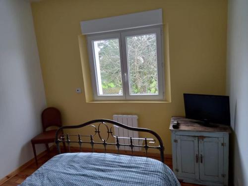 une chambre avec un lit et une fenêtre dans l'établissement Maison 3 chambres circuit des 24h Le Mans, au Mans