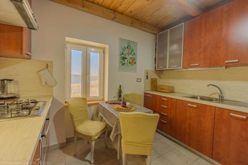Rustica Luxury with lots of comfort and space and a fantastic viewにあるキッチンまたは簡易キッチン
