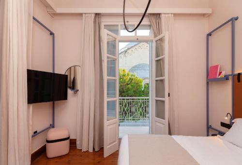 een slaapkamer met een bed en een glazen schuifdeur bij Heart Hotel in Limassol