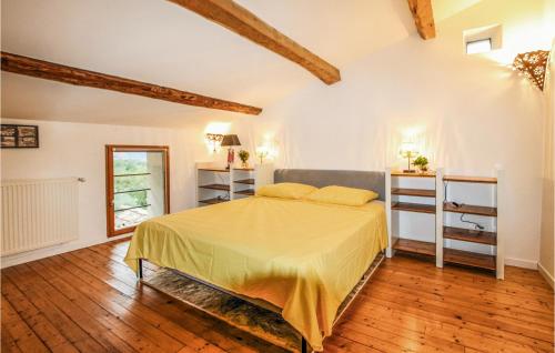 - une chambre avec un lit dans l'établissement Amazing Home In Malataverne With Private Swimming Pool, Can Be Inside Or Outside, à Malataverne