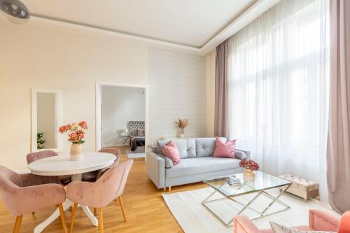 Et sittehjørne på Luxury 3BEDRM 2BATHRM Apartment with Danube River View
