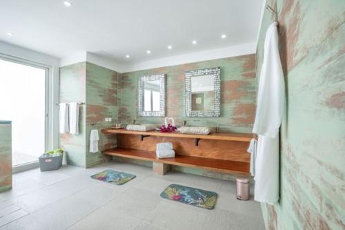 baño con banco de madera en una habitación en La Perla Bianca - 1 BR Beachfront Luxury Villa offering utmost privacy en Les Terres Basses