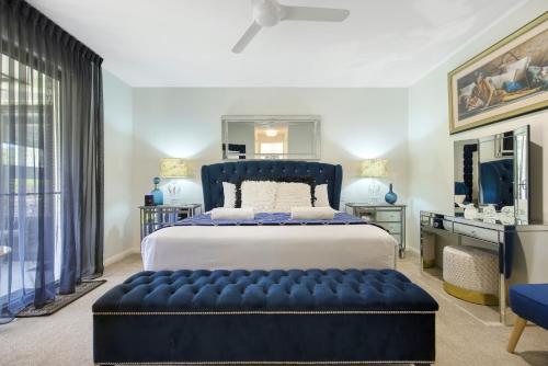 a bedroom with a large bed and a large window at Casa Paradiso in Kororo Basin