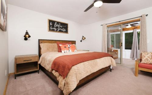 1 dormitorio con cama y pizarra en la pared en Shady Creek, en Gatlinburg