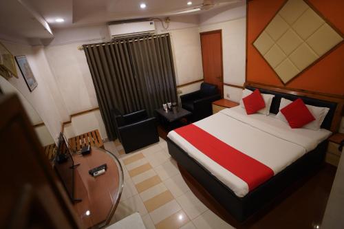 HOTEL GOKUL في غانديدام: غرفه فندقيه بسرير وكرسي