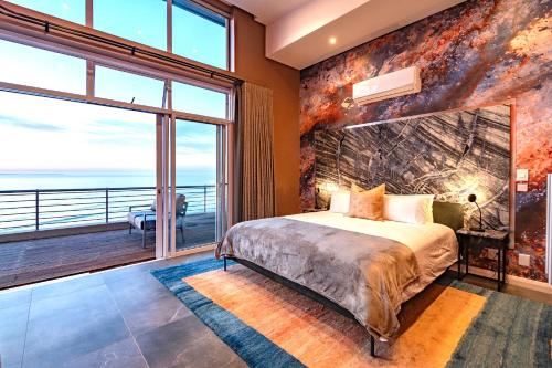 Postel nebo postele na pokoji v ubytování Serviced Beach Penthouse, 100k Gemstone display, All Ensuite