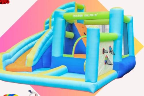 Kulai landed corner lot+kids pool+ mini waterpark في كولايْ: مجموعة ألعاب مع شريحة في ملعب