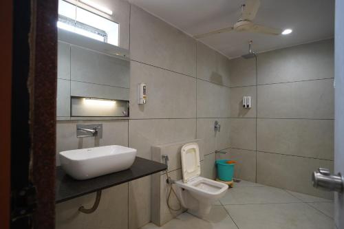 uma casa de banho com um lavatório e um WC em HOTEL GOKUL em Gandhidham
