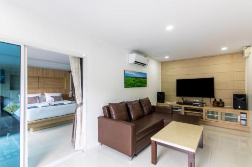 a living room with a couch and a bed at Sangthong Resort at Chiang Klang in Chiang Klang