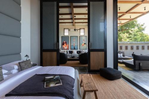 - une chambre avec un lit et un salon dans l'établissement Clay Hut 2 Bedroom Luxury Villa, à Koh Samui 
