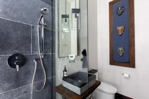 Bilik mandi di Clay Hut 2 Bedroom Luxury Villa