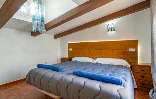 Un dormitorio con una cama con almohadas azules. en 4 Bedroom Cozy Home In Facinas, en Facinas