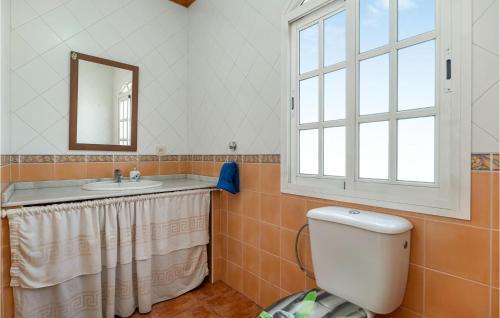 baño con aseo y lavabo y ventana en 4 Bedroom Cozy Home In Facinas, en Facinas