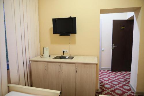 Televisyen dan/atau pusat hiburan di Elko Hotel