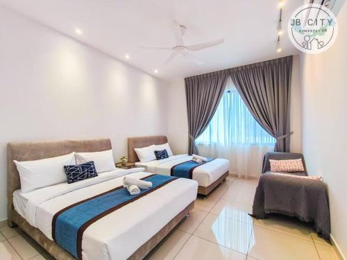 Habitación de hotel con 2 camas y ventana en Austin JT Homestay by JBcity Home, en Johor Bahru