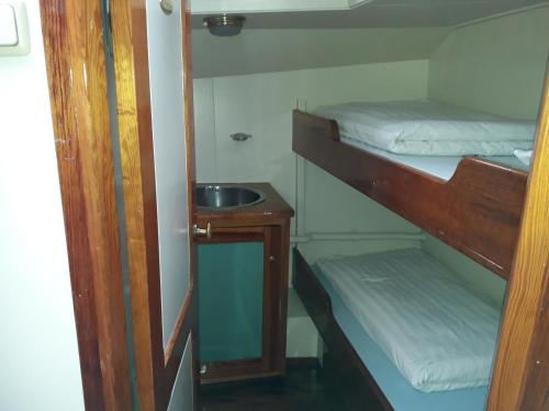 Двухъярусная кровать или двухъярусные кровати в номере Tjalkjacht Pelikaan Lemmer