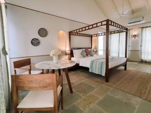 Ένα ή περισσότερα κρεβάτια σε δωμάτιο στο Barcelona Villas at Love Story Siolim- 3BHK Private Pool Villas