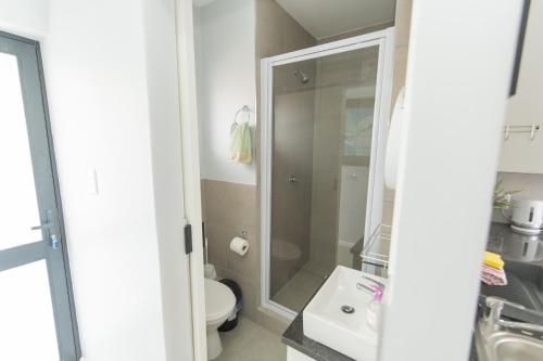 Koupelna v ubytování Cozy Apartment Near The Airport