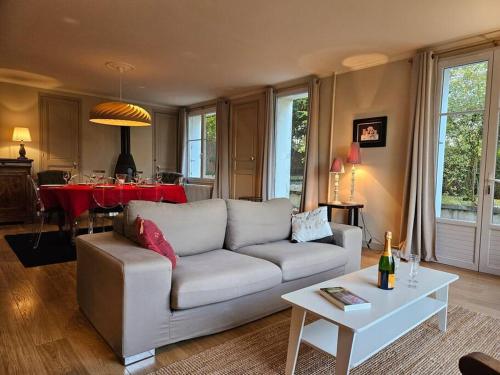 un salon avec un canapé et une table dans l'établissement Le Haut Puits Amboise Tours piscine dans grand parc, à Reugny