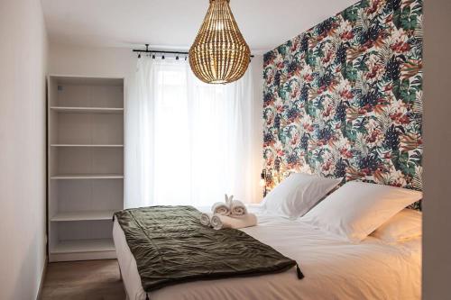 un dormitorio con una cama con un animal de peluche en L'Escapade-Hypercentre-parking privé-refait à neuf, en Châteauroux