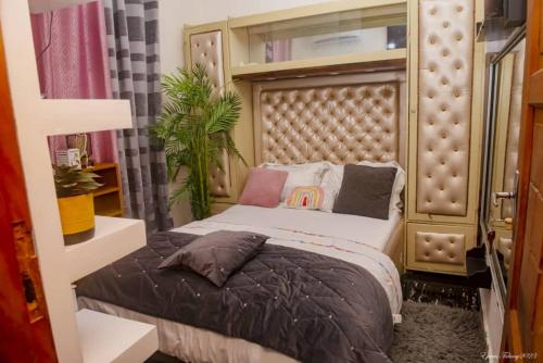 a bedroom with a bed with a padded headboard at Angelhome 