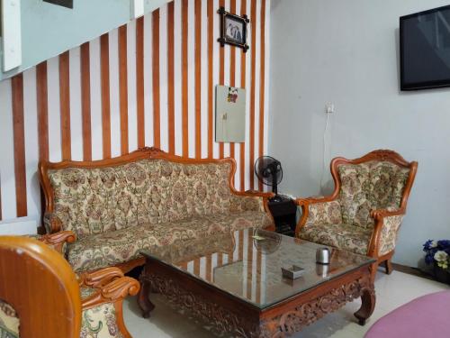un soggiorno con divano e tavolino da caffè di SMAN House powered by Cocotel a Bekasi