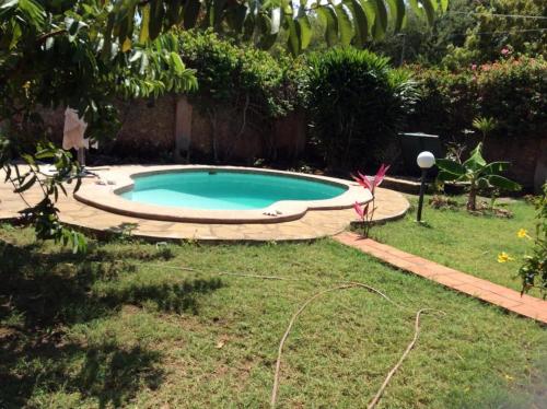 een zwembad in een tuin met een tuin bij Superb Crib in Nairobi