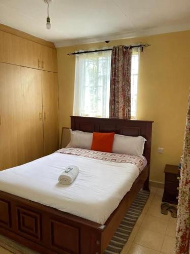 een slaapkamer met een bed met een telefoon erop bij Superb Crib in Nairobi