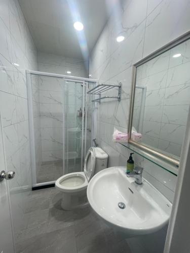uma casa de banho com um WC, um lavatório e um chuveiro em Hongqiao Inn 桃園市民宿編號136號 em Longtan