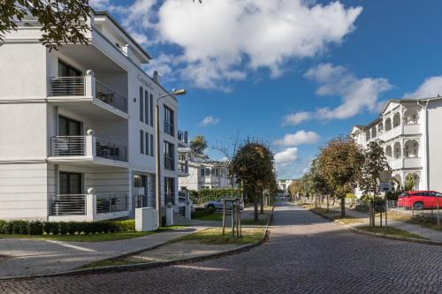 una strada in una città con edifici bianchi di Residenz Capitello, App 06 - am Kurpark, Strandnah a Telgte