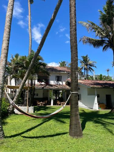 un complejo con palmeras y una hamaca en el patio en Surf Lodge Madiha, en Matara