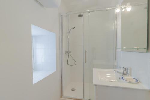 Ένα μπάνιο στο La petite maison de Pompiac