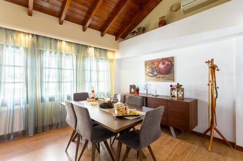 een eetkamer met een tafel en stoelen bij Lito's Central Gem - Cozy Dream Getaway in Kalamata