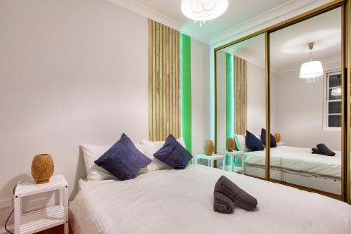 1 dormitorio con 2 camas y espejo en City Center 2 Bedroom House Pyrmont 2 E-Bikes Included en Sídney