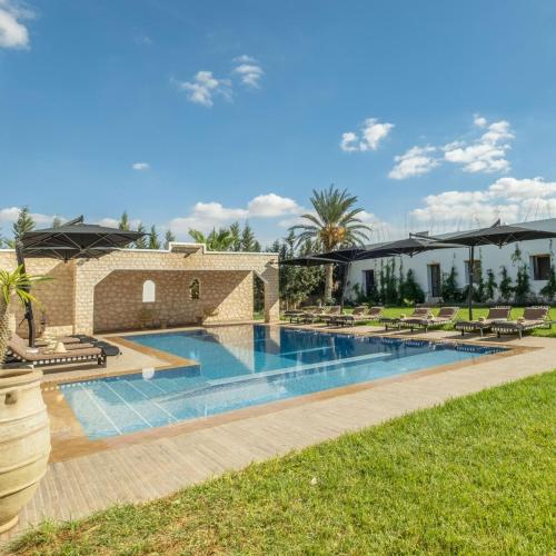 Πισίνα στο ή κοντά στο Cavanna Lodge Table d'hôtes Piscine & SPA Adults-Only