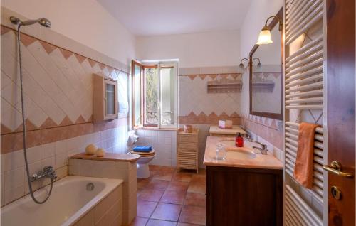 y baño con bañera, aseo y lavamanos. en Gorgeous Home In Montelabbate With Kitchen, en Montelabbate